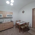 Rad-var Apartmanhaz アパート *