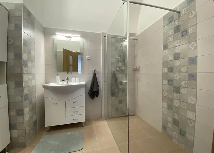 Rad-var Apartmanhaz 公寓 埃格尔