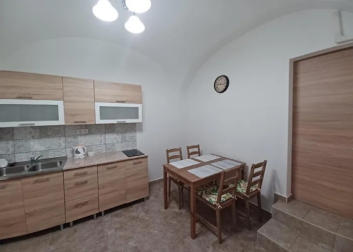 Rad-var Apartmanhaz 公寓 *